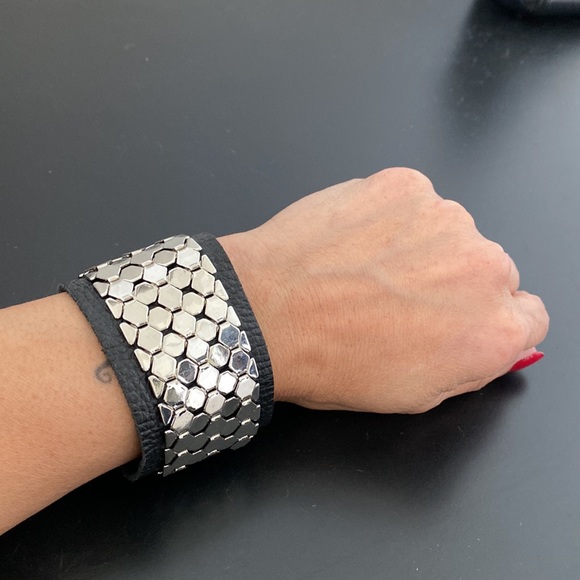 Metal scaled leather cuff bracelet - Picture 9 of 10